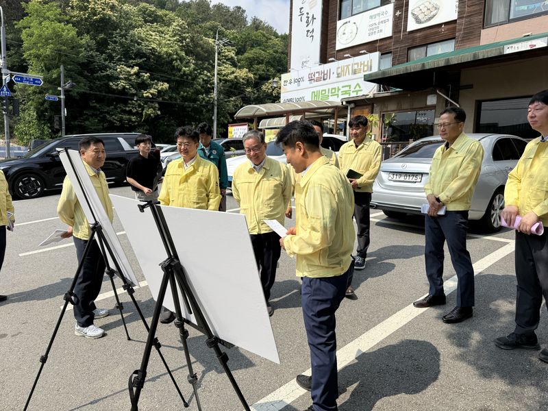 하천·계곡 주변 불법시설물 전수조사에 나선 용인시 관계자들이 지역 현황을 확인하고 있는 모습.(용인시 제공)