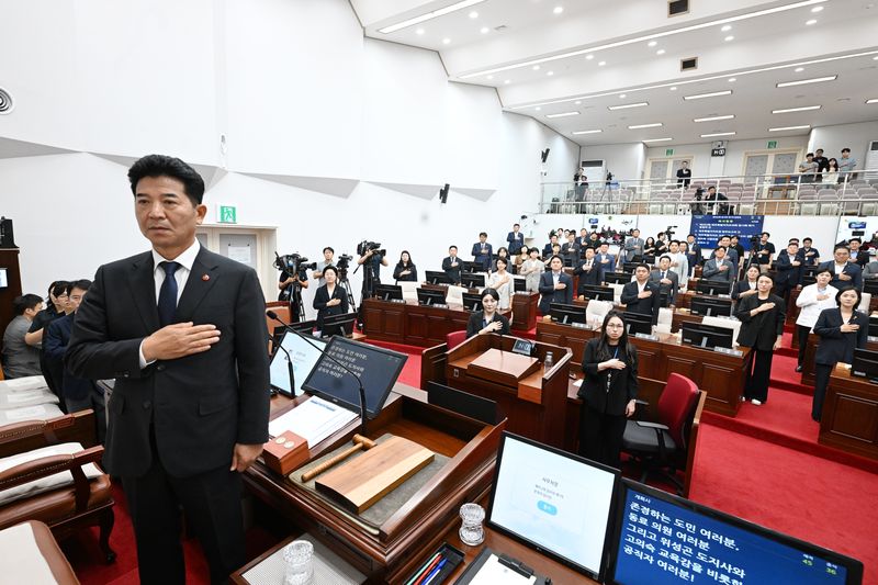 송영훈 제주특별자치도의회 의장과 의원들이 도의회 본회의장에서 국민의례를 하고 있다. 제주도의회는 의원 공무국외출장의 투명성과 책임성을 높이기 위해 출장계획을 출국 45일 전에 공개하고 주민 의견수렴과 귀국 후 비용 심의를 의무화한 새 심사체계를 가동한다. /사진=제주특별자치도의회 제공