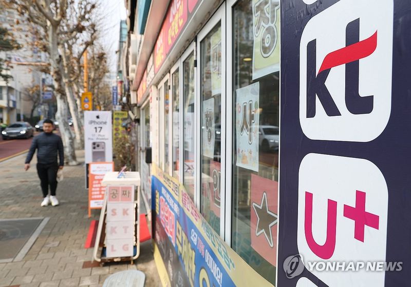 불법 초소형기지국(펨토셀)이 이동통신 핵심 네트워크에 접속하도록 방치하고, 이를 통해 가입자들의 이동전화번호가 유출된 것은 물론 부당 휴대폰 소액결제로 금전적 피해까지 야기한 KT가 539억원의 과징금 처벌을 받았다. 악성코드 감염 사실을 신고하지 않고 오히려 로그를 삭제하는 등 정부의 조사를 방해한 혐의로 고발까지 당했다.LG유플러스는 악성코드 감염으로 가입자 개인정보 유출 정황이 확인됐지만, 정부 조사 전에 서버를 폐기하는 등 증거를 인멸해 수사기관의 정식 수사를 받게 됐다. (출처=연합뉴스)