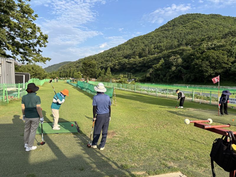 폭염경보가 내려졌던 지난 28일 울산 울주군 상북면의 한 파크골프장에서 노인들이 라운딩을 진행하고 있다. 사진=최수상 기자