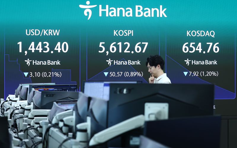 코스피가 5600선에서 소폭 상승 출발했다가 곧바로 하락 전환한 30일 오전 서울 중구 하나은행 본점 딜링룸에 개장 시황이 나오고 있다. 이날 코스피는 전 거래일 대비 18.53포인트(0.33%) 오른 5681.77에, 코스닥은 7.96포인트(1.20%) 내린 654.72에 개장했다. 2026.7.30 ⓒ 뉴스1 김민지 기자
