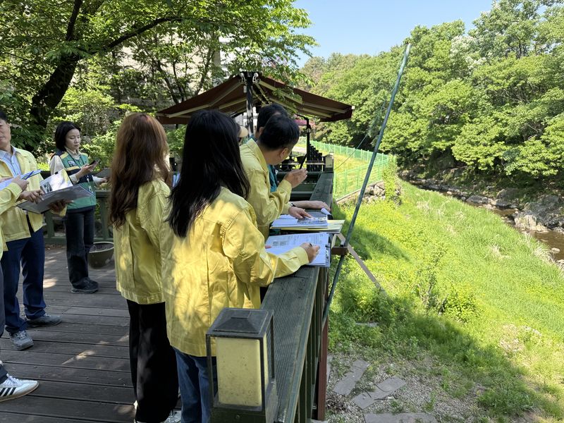 [용인=뉴시스] 경기 용인시가 행정안전부, 기후에너지환경부 등 관계기관과 하천·계곡 주변 불법 시설물을 현장 점검하고 있다. (사진=용인시 제공) 2026.07.30. photo@newsis.com *재판매 및 DB 금지