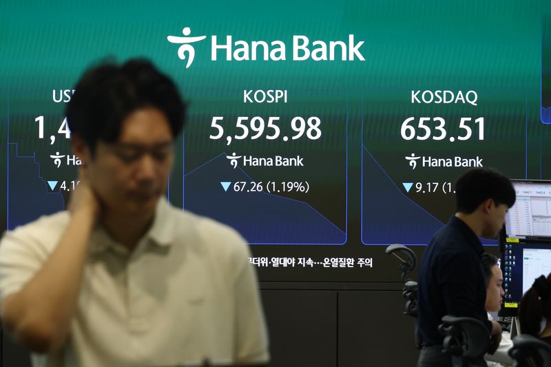 30일 서울 하나은행 본점 딜링룸에서 관계자들이 업무를 보고 있다. 뉴시스 제공
