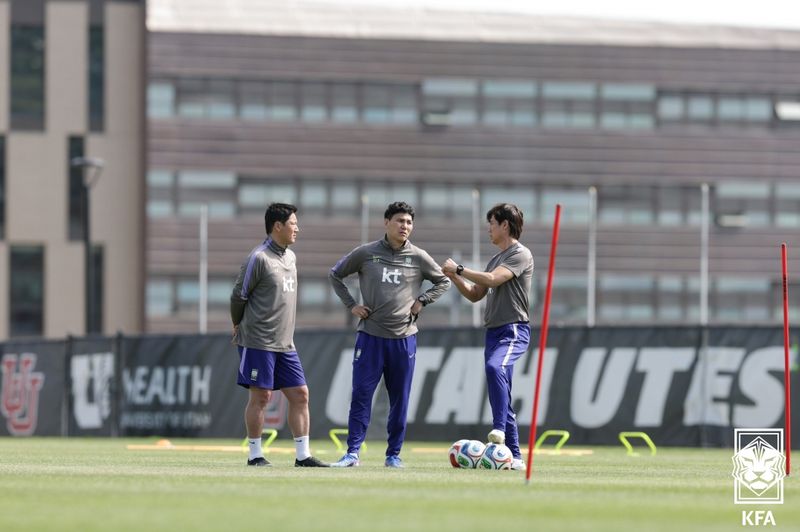[서울=뉴시스] 홍명보 축구대표팀 감독이 21일(현지 시간) 미국 유타주 솔트레이크시티 유트사커필드에서 김진규, 김동진 코치와 대화하고 있다. (사진=대한축구협회 제공) 2026.05.21. photo@newsis.com *재판매 및 DB 금지