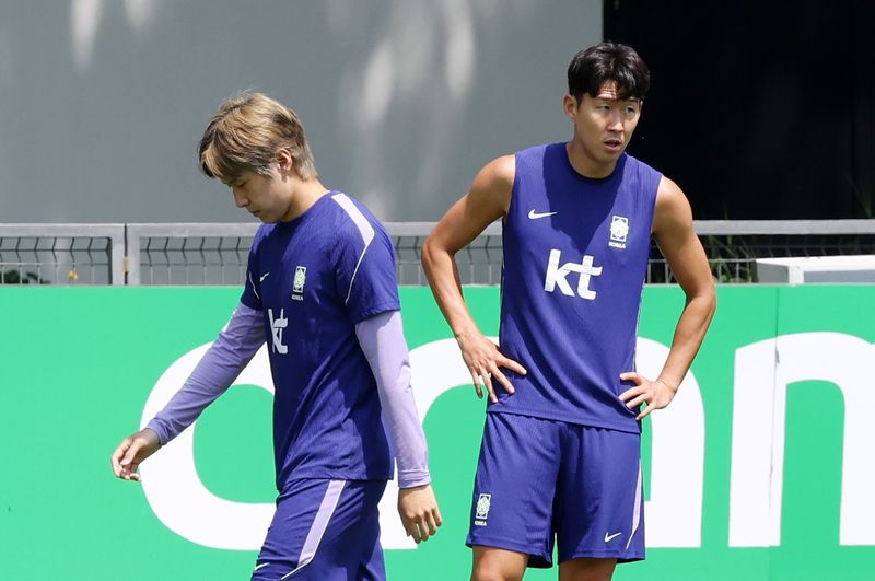 [사포판(멕시코)=뉴시스] 전신 기자 = 축구 국가대표팀 손흥민과 이강인이 27일(현지 시간) 멕시코 과달라하라 인근 사포판에 위치한 치바스 바예 베르데에서 훈련을 하고 있다. 2026.06.28. photo1006@newsis.com
