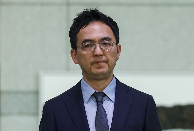 [서울=뉴시스] 정병혁 기자 = 구자현 검찰총장 직무대행이 지난 4월 17일 서울 서초구 대검찰청 앞에서 국회에서 진행 중인 윤석열 정권 정치검찰 조작기소 의혹 사건 진상규명 국정조사와 관련해 입장을 밝히기 위해 이동하고 있다. 2026.04.17. jhope@newsis.com