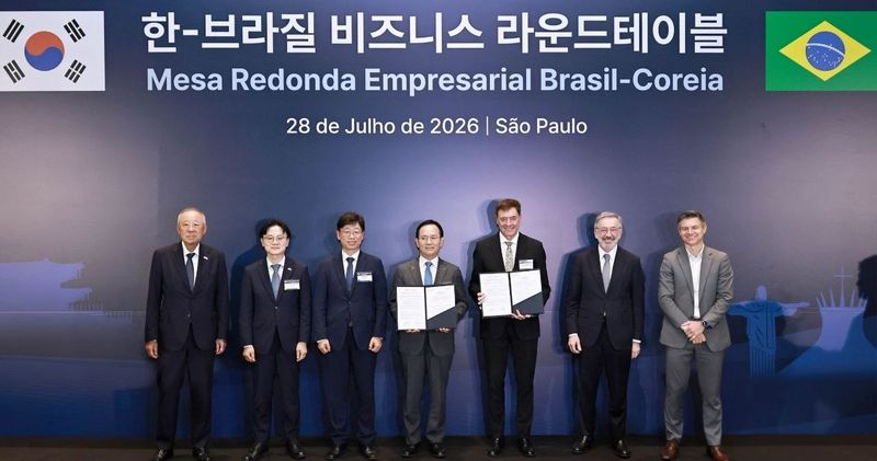 지난 28일 한국경제인협회 류진 회장, 산업통상부 김정관 장관, 우주항공청 오태석 청장, KAI 김종출 사장, 엠브레아르 프란시스코 고메스 네토 사장(왼쪽부터)이 포즈를 취하고 있다. KAI 제공