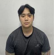 경북경찰청은 16일 살인 등 혐의로 구속 수사 중인 정재환(24)의 이름과 나이, 머그샷 등 신상정보를 공개했다. 정재환은 지난 4일 오전 4시쯤 경산시 하양읍 본인 아파트에서 함께 술을 마시던 친구 A 씨를 흉기로 수십 차례 찔러 숨지게 한 혐의(살인 등)로 15일 구속 송치됐다. (경북경찰청 제공. 재판매 및 DB금지)