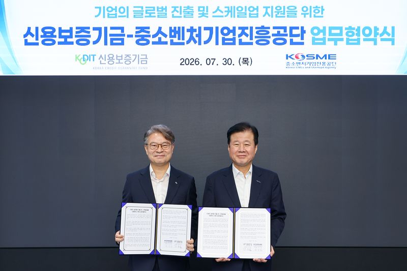 강승준 신용보증기금 이사장(왼쪽)과 강석진 중소벤처기업진흥공단 이사장이 30일 ‘기업의 글로벌 진출 및 스케일업을 지원하기 위한 업무협약’을 맺은 뒤 기념촬영을 하고 있다. 신용보증기금 제공