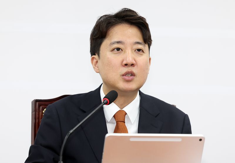 [서울=뉴시스] 최진석 기자 = 이준석 개혁신당 대표가 27일 여의도 국회에서 열린 최고위원회의에서 발언하고 있다. 2026.07.27. myjs@newsis.com