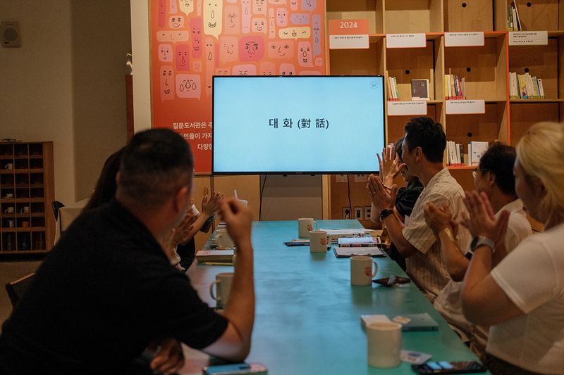 제주시 관덕로 제주특별자치도 소통협력센터 질문도서관에서 시민들이 책을 매개로 대화를 나누고 있다. 질문도서관은 시민의 삶에서 나온 질문을 수집하고 관련 책과 대화 프로그램을 연결해 왔다. /사진=제주특별자치도 소통협력센터 제공