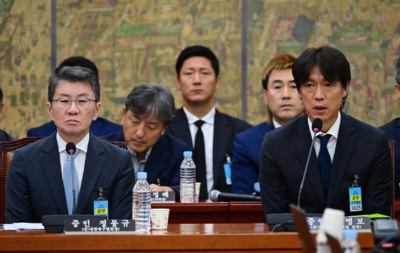[서울=뉴시스] 국회사진기자단 = 홍명보 전 축구대표팀 감독이 30일 서울 여의도 국회 문화체육관광위원회에서 열린 대한축구협회 현안 관련 청문회에 증인으로 출석해 의원들의 질의에 답하고 있다. 2026.07.30. photo@newsis.com