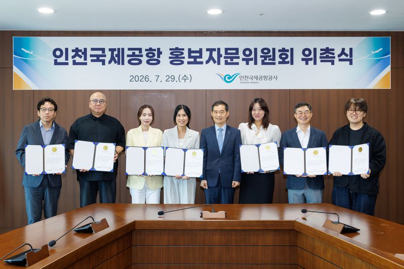 김범호 인천국제공항공사 사장직무대행이 29일 오후 인천국제공항공사 청사 임원회의실에서 진행된 '인천공항 홍보자문위원회 위촉식'에서 홍보자문위원들과 기념촬여을 하고 있다. 인천국제공항공사 제공