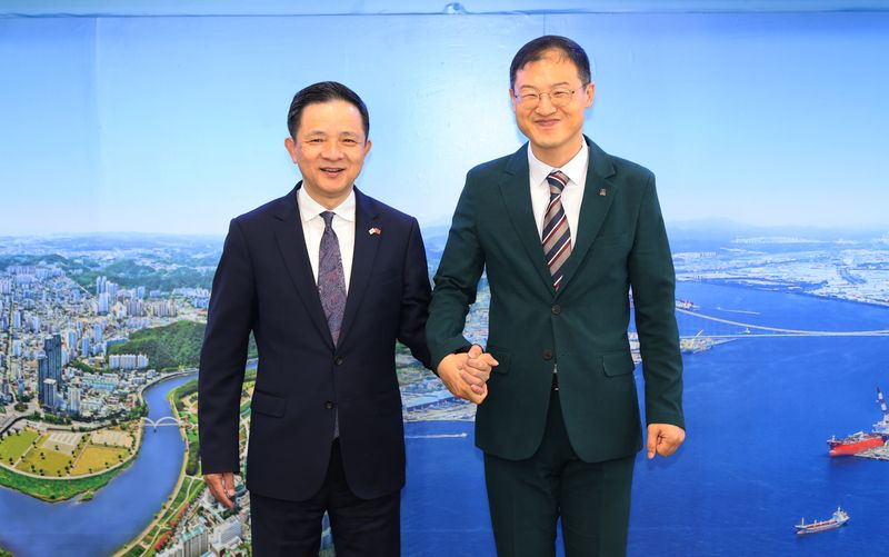 30일 울산시청을 방문한 다이빙 주한중국대사와 김상욱 울산시장이 손을 잡고 기념촬영을 하고 있다. 두 사람은 이날 만남에서 양측 간 경제 산업 분야 협력 방안을 논의했다. 울산시 제공