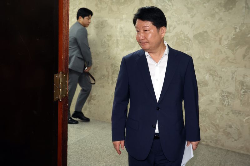 권영진 국민의힘 의원이 30일 오후 서울 여의도 국회에서 열린 제22대 국회 후반기 상임위원장 후보자 선출 의원총회에 참석하고 있다. 뉴스1