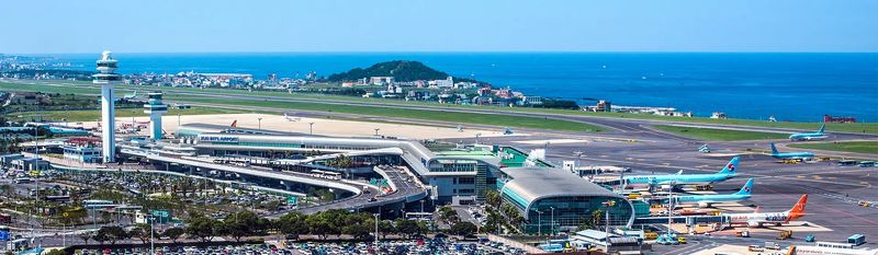 제주국제공항 계류장 전경. 지상조업 노동자들은 보호장비를 착용한 채 그늘이 거의 없는 야외에서 직사광선과 지면 복사열에 노출돼 일한다. /사진=제주관광공사 제공