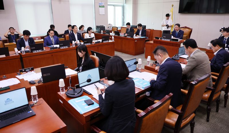 [서울=뉴시스] 고범준 기자 = 김승원 법사위 법안심사1소위원회 위원장이 30일 오후 서울 여의도 국회에서 열린 법사위 법안심사제1소위 회의를 주재하고 있다. 2026.07.30. bjko@newsis.com