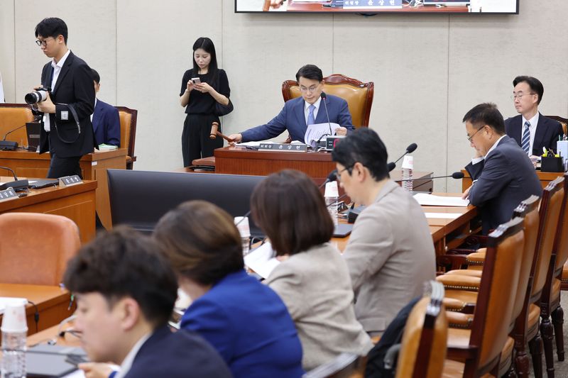 윤상현 위원장이 30일 서울 여의도 국회에서 열린 제9회 전국동시 지방선거 투표용지 부족사태 등 국민참정권 침해 진상규명 및 선거관리 개혁을 위한 국정조사특별위원회 제6차 전체회의에서 의사봉을 두드리고 있다. 2026.7.30 ⓒ 뉴스1 신웅수 기자