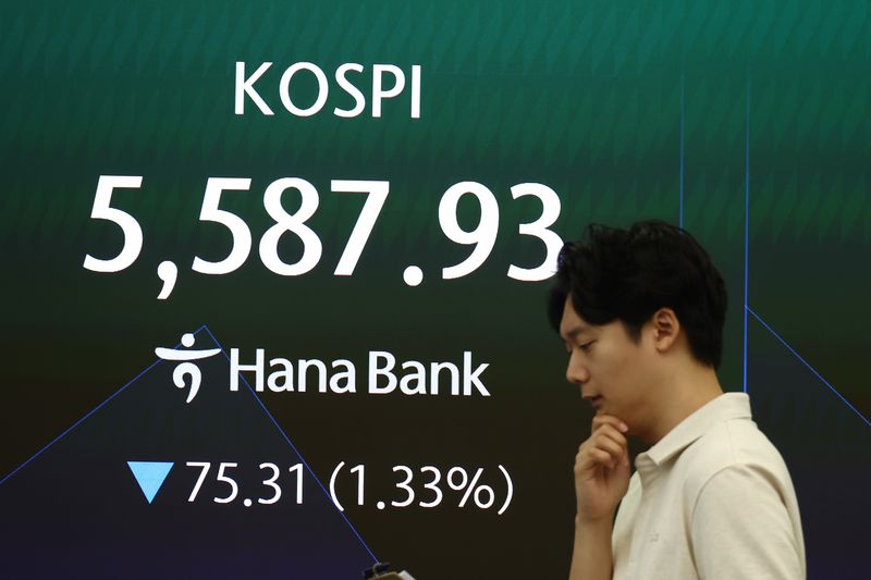 [서울=뉴시스] 고승민 기자 = 코스피가 18.53포인트(0.33%) 오른 5681.77 출발했다가 소폭 하락 및 상승하고 있는 30일 서울 하나은행 본점 딜링룸에서 관계자들이 업무를 보고 있다. 코스닥은 1.20% 내린 654.72에 출발했다. 2026.07.30. kkssmm99@newsis.com