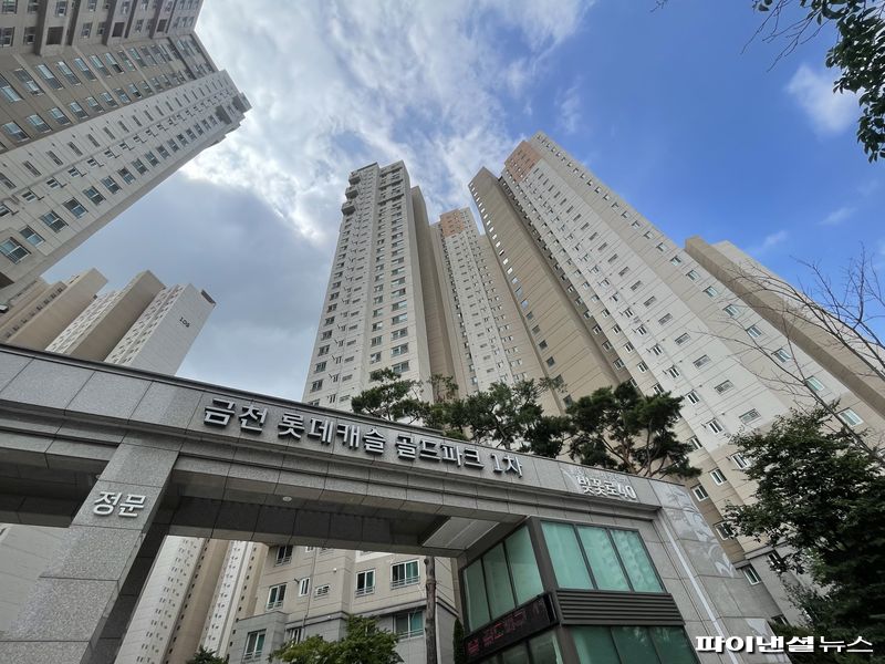 30일 금천구 독산동 롯데캐슬골드파크 1차 입구. 사진=권준호 기자