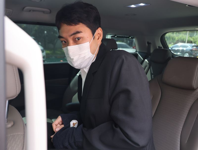 아동 성매매 혐의를 받는 최영중 전 청주시의원이 30일 오후 청주지법에서 구속 전 피의자 심문(영장실질심사)을 받은 뒤 청사를 빠져나와 호송차에 오르고 있다. /사진=연합뉴스