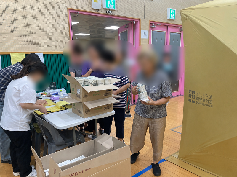오후 12시가 되자 인천 서해구 신현북초등학교 대피소에 머물고 있는 주민들이 도시락을 챙기기 위해 적십자 텐트에서 나왔다. 열흘 넘게 주민들은 식은 도시락으로 끼니를 챙기고 있다./사진=서윤경 기자