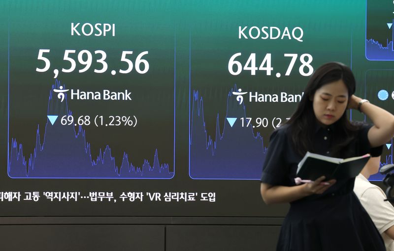 지난 달 30일 서울 중구 하나은행 딜링룸 전광판에 코스피, 코스닥 지수, 환율 종가가 표시돼 있다. 연합뉴스 제공