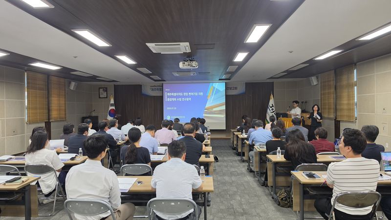 제주특별자치도가 30일 제주도청 제2청사 자유실에서 개최한 ‘제주특별자치도 창업·벤처기업 지원 종합계획 수립 연구용역 중간보고회’에서 용역진이 2027~2031년 창업·벤처기업 지원 비전과 목표를 설명하고 있다. 참석자들은 투자 유치와 판로, 기술 사업화, 인재 확보 등 기업 성장단계별 지원방안을 논의했다. /사진=제주특별자치도 제공