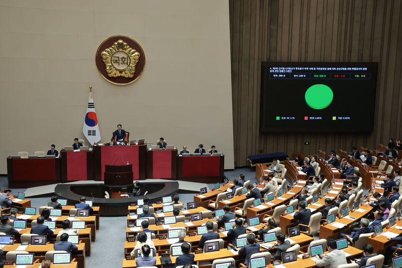 30일 국회에서 열린 7월 임시국회 제3차 본회의에서 '제9회 전국동시지방선거 투표용지 부족 사태 등 국민참정권 침해 의혹 진상규명을 위한 특별검사의 임명 등에 관한 법률안'이 통과되고 있다. 연합뉴스