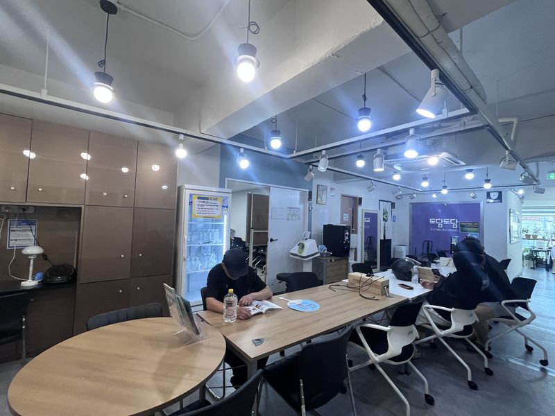 [부산=뉴시스] 진민현 기자 = 30일 오후 부산 부산진구 도담도담 부산 이동노동자 지원센터에 이동노동자들이 땀을 식히며 쉬고 있다. 2026.07.30 truth@newsis.com