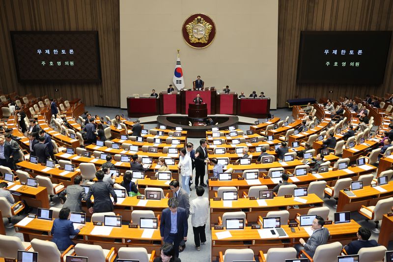주호영 국민의힘 의원이 30일 서울 여의도 국회에서 열린 제437회국회(임시회) 제3차 본회의에서 형사소송법 일부개정법률안(대안)에 대한 무제한 토론(필리버스터)에 돌입하자 더불어민주당 의원들이 퇴장하고 있다. 뉴스1