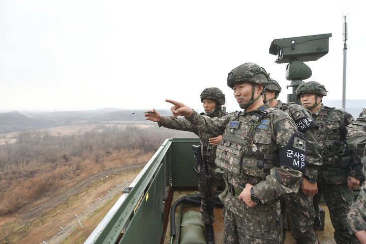 진영승 합동참모의장이 지난해 11월 27일 육군 1사단 GOP를 방문, 대비태세 점검을 하고 있다. 합동참모본부 제공