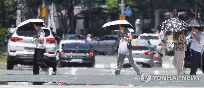 아지랑이로 실감하는 폭염 (출처=연합뉴스)