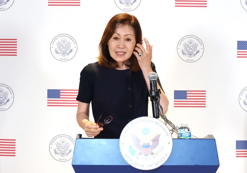주한미국대사에 부임한 미셸 스틸 대사가 30일 인천국제공항을 통해 한국에 도착, 2터미널 행사장에서 취재진을 향해 인사를 하고 있다. 연합뉴스