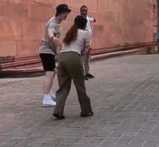 한국인 관광객이 인도 타지마할 인근에서 원숭이에게 공격을 당하는 사고가 발생했다. (출처=소셜미디어 엑스) 2026.7.30./뉴스1
