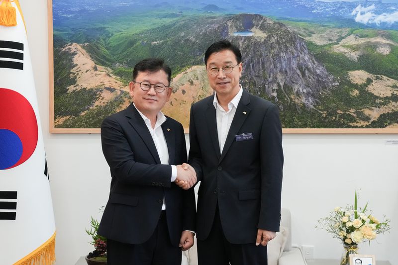 위성곤 제주특별자치도지사(오른쪽)와 이승돈 농촌진흥청장이 30일 제주도청 집무실에서 제주농업 현안 협의를 마친 뒤 악수하고 있다. 양측은 제주산 맥주보리 산업화와 감귤 신품종 보급 방식 개선, 묘목 품종 혼입 방지 등에 협력하기로 했다. /사진=제주특별자치도 제공