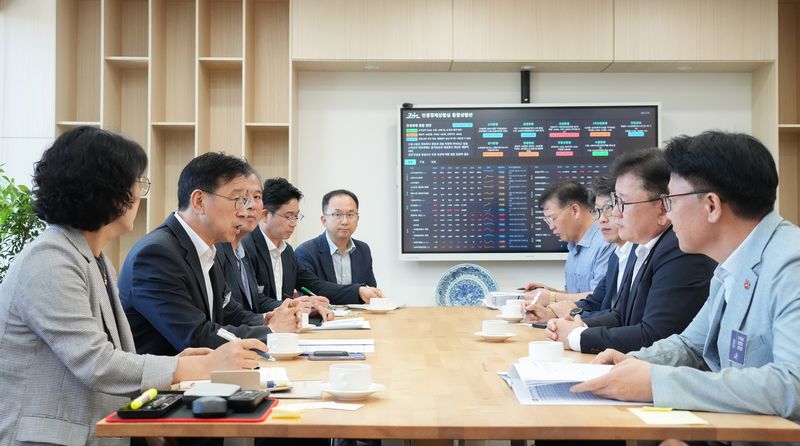 위성곤 제주특별자치도지사와 이승돈 농촌진흥청장, 제주도·농촌진흥청 관계자들이 30일 제주도청에서 제주농업 발전 방안을 논의하고 있다. 제주도는 신품종 전용실시권 도입과 제주산 맥주보리 연구개발, 스마트농업 기술 지원을 건의했다. /사진=제주특별자치도 제공