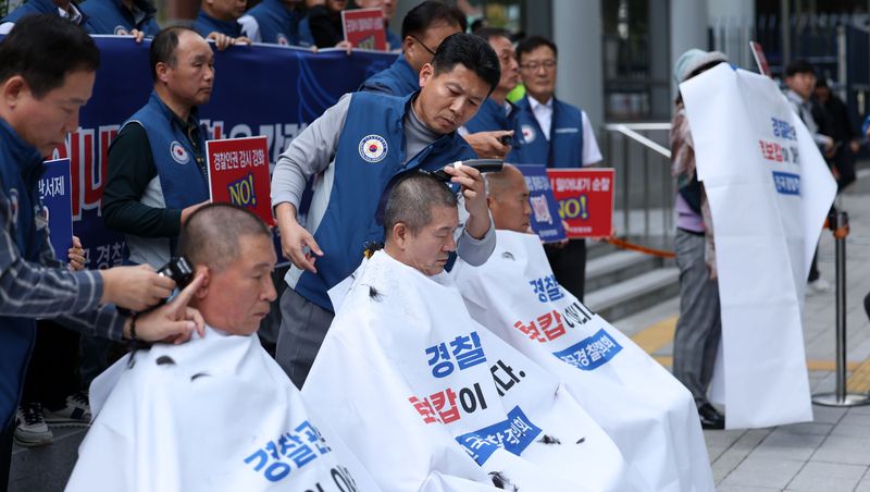 지난 2024년 민관기 위원장 등 전국경찰직장협의회 관계자들이 서울 서대문구 경찰청 앞에서 GPS(폴맵) 통제와 감시, 중심지역관서제, 밀어내기 순찰, 경찰인권 감시 강화를 규탄하며 삭발을 하고 있다. 뉴시스