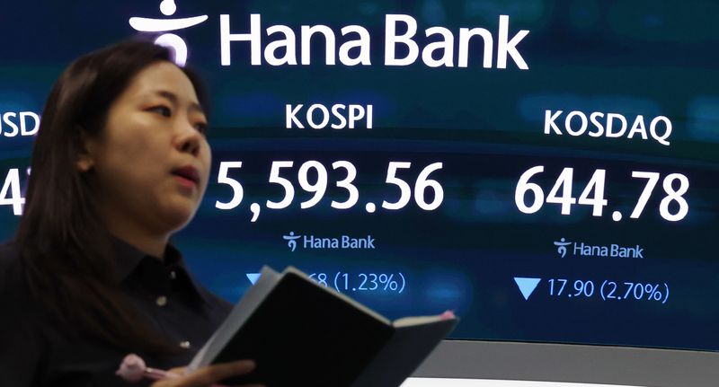 30일 서울 중구 하나은행 딜링룸 전광판에 코스피 지수가 전일 종가와 비교해 69.68포인트(p)(1.23%) 하락한 5593.56을 나타내고 있다. 2026.7.30 ⓒ 뉴스1 임세영 기자