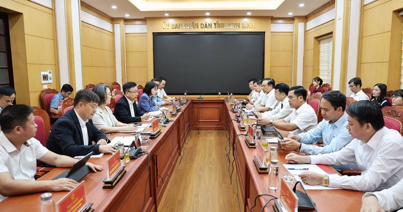 한국전략기술 대표단(왼쪽)이 30일 닌빈성 인민위원회 청사에서 인민위원회 대표단과 신에너지 개발 협력에 대해 논의하고 있다. 닌빈성 제공