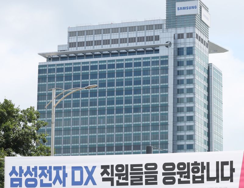삼성전자가 3분기 연속 역대 최대 실적을 기록한 가운데 반도체 사업으로만 89조원이 넘는 영업이익을 거뒀다. 그러나 완제품 사업은 가파른 원가 상승으로 인해 창사 이래 처음으로 8천억원 규모 적자를 기록했다. 삼성전자는 연결 기준 올해 2분기 영업이익이 89조4924억원으로 지난해 동기보다 1813.8% 증가한 것으로 잠정 집계됐다고 30일 공시했다. 매출은 171조4995억원으로 작년 동기 대비 130% 증가했다. 순이익은 71조6245억원으로 1299.9% 늘었다. 사진은 이날 경기도 수원시 영통구 삼성전자 본사 모습. /사진=