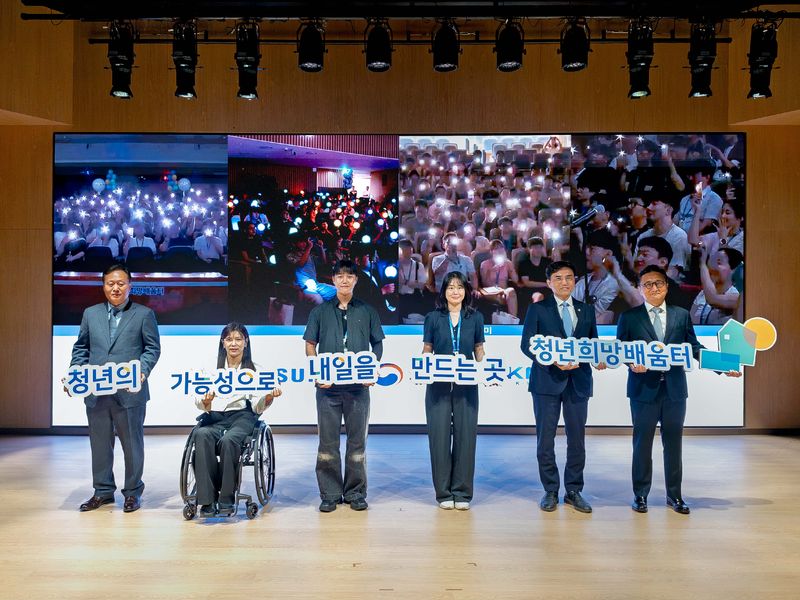 30일 삼성화재 대전 유성연수원에서 열린 청년희망배움터 개강식에서 삼성전자 DS사회공헌단장 여명구 부사장(왼쪽부터), 국민의힘 이소희 의원, 청년대표 김혁진, 최민주씨, 고용노동부 권창준 차관, 멀티캠퍼스 안재우 대표이사 등 관계자들이 기념촬영을 하고 있다. 삼성 제공