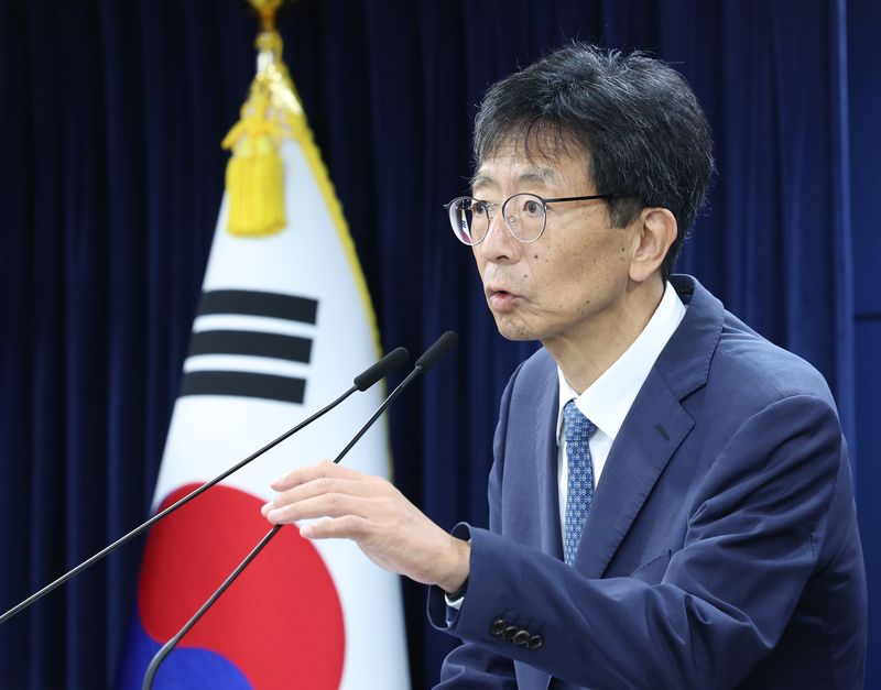 양청삼 개인정보보호위원회 사무처장이 30일 서울 종로구 정부서울청사에서 개인정보보호법규 위반 사업자 시정조치에 관한 건(KT 과징금) 등 전체회의 결과를 발표하고 있다. 개인정보위는 KT의 불법 펨토셀을 통한 개인정보 유출에 대해 안전조치 의무 위반으로 과징금 539억7900만원을 부과한다고 밝혔다. 뉴시스