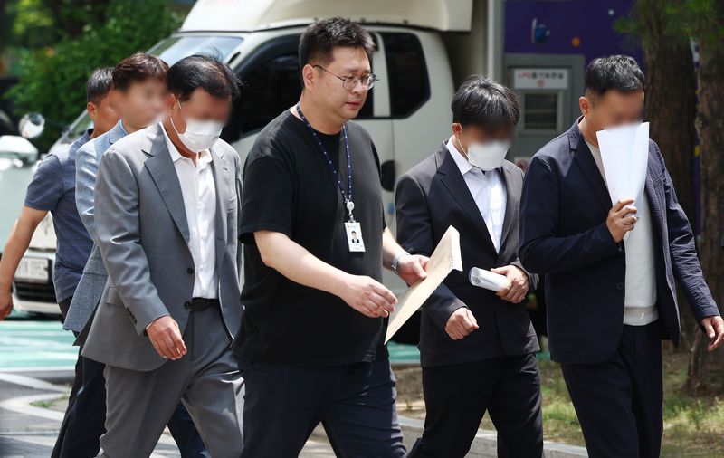 1천억 원이 넘는 대규모 자금을 조달해 주가조작을 한 혐의를 받는 피의자들이 지난 1일 오후 서울 양천구 서울남부지법에서 열린 자본시장법 위반 혐의 관련 구속 전 피의자 심문(영장실질심사)에 출석하고 있다. 2026.7.1 ⓒ 뉴스1 김민지 기자