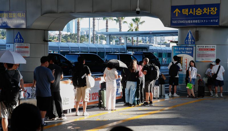 제주국제공항 1층 도착장 택시승차장에 제주에서 여름 휴가를 보내려는 관광객들의 줄이 길게 늘어서 있다. 뉴시스화상