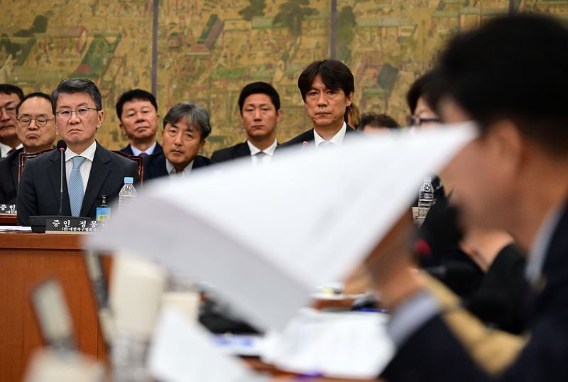 [서울=뉴시스] 국회사진기자단 = 정몽규 전 대한축구협회장과 홍명보 전 축구대표팀 감독이 30일 서울 여의도 국회 문화체육관광위원회에서 열린 대한축구협회 현안 관련 청문회에 증인으로 출석해 의원들의 질의를 듣고 있다. 2026.07.30. photo@newsis.com