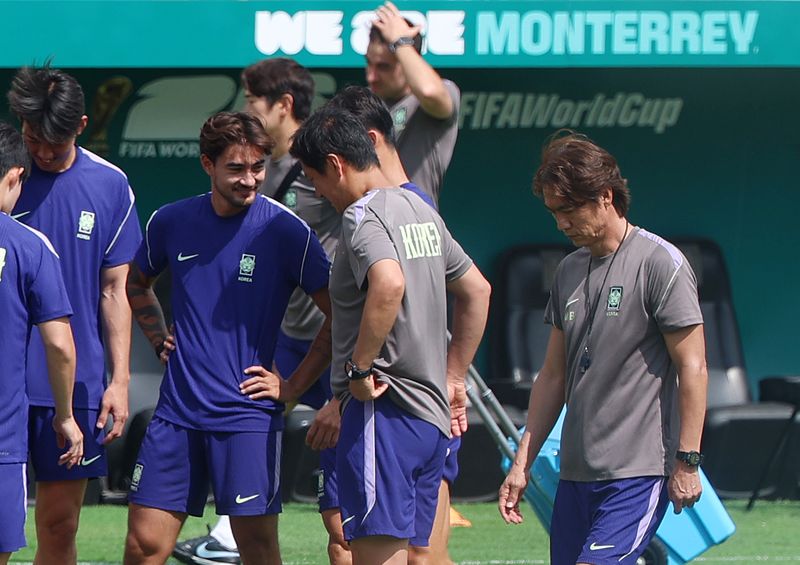 [산니콜라스(멕시코)=뉴시스] 김명년 기자 = 축구 국가대표팀 홍명보 감독이 23일(현지 시간) 멕시코 몬테레이 인근 산니콜라스에 위치한 훈련장 에스타디오 우니베르시타리오에서 훈련하는 옌스 카스트로프 등 선수들을 지나치며 생각에 잠겨 있다. 2026.06.24. kmn@newsis.com