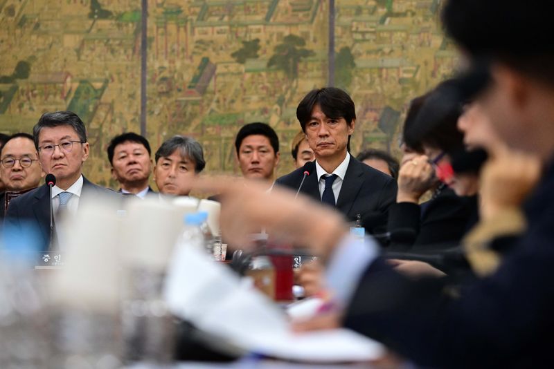 [서울=뉴시스] 국회사진기자단 = 정몽규 전 대한축구협회장과 홍명보 전 축구대표팀 감독이 30일 서울 여의도 국회 문화체육관광위원회에서 열린 대한축구협회 현안 관련 청문회에 증인으로 출석해 의원들의 질의를 듣고 있다. 2026.07.30. photo@newsis.com