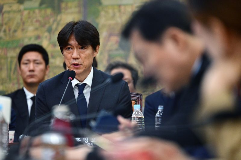 [서울=뉴시스] 국회사진기자단 = 홍명보 전 축구대표팀 감독이 30일 서울 여의도 국회 문화체육관광위원회에서 열린 대한축구협회 현안 관련 청문회에 증인으로 출석해 의원들의 질의에 답하고 있다. 2026.07.30. photo@newsis.com