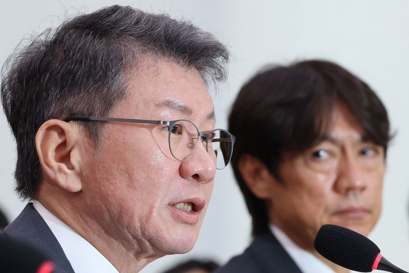 [서울=뉴시스] 국회사진기자단 = 정몽규 전 대한축구협회장(왼쪽)이 30일 국회 문화체육관광위원회에서 열린 대한축구협회 현안 관련 청문회에 증인으로 출석해 의원 질의에 답하고 있다. 오른쪽은 홍명보 전 축구대표팀 감독. 2026.07.30. photo@newsis.com
